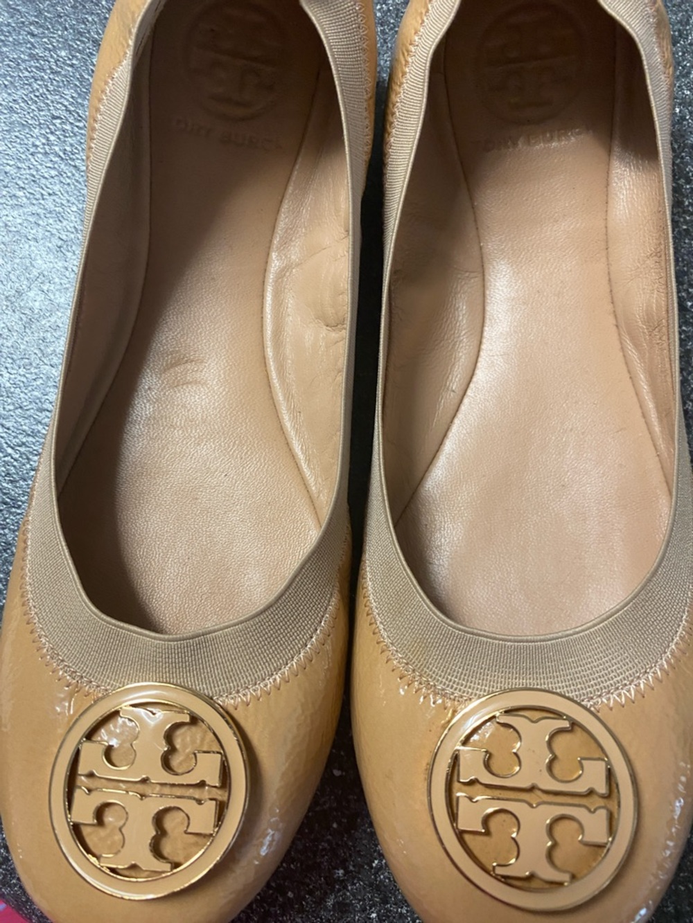 Tory Burch Caroline Tan Patent Leather Logo Ballet Flats - Picture 11 of 11